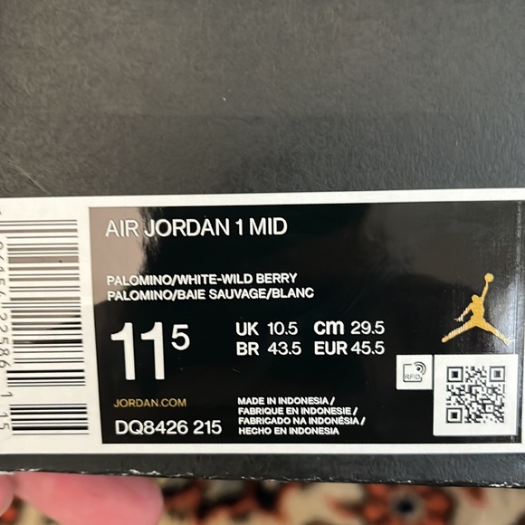 Air Jordan 1 Mid with crease protectors. Still look brand new. - Picture 5 of 5